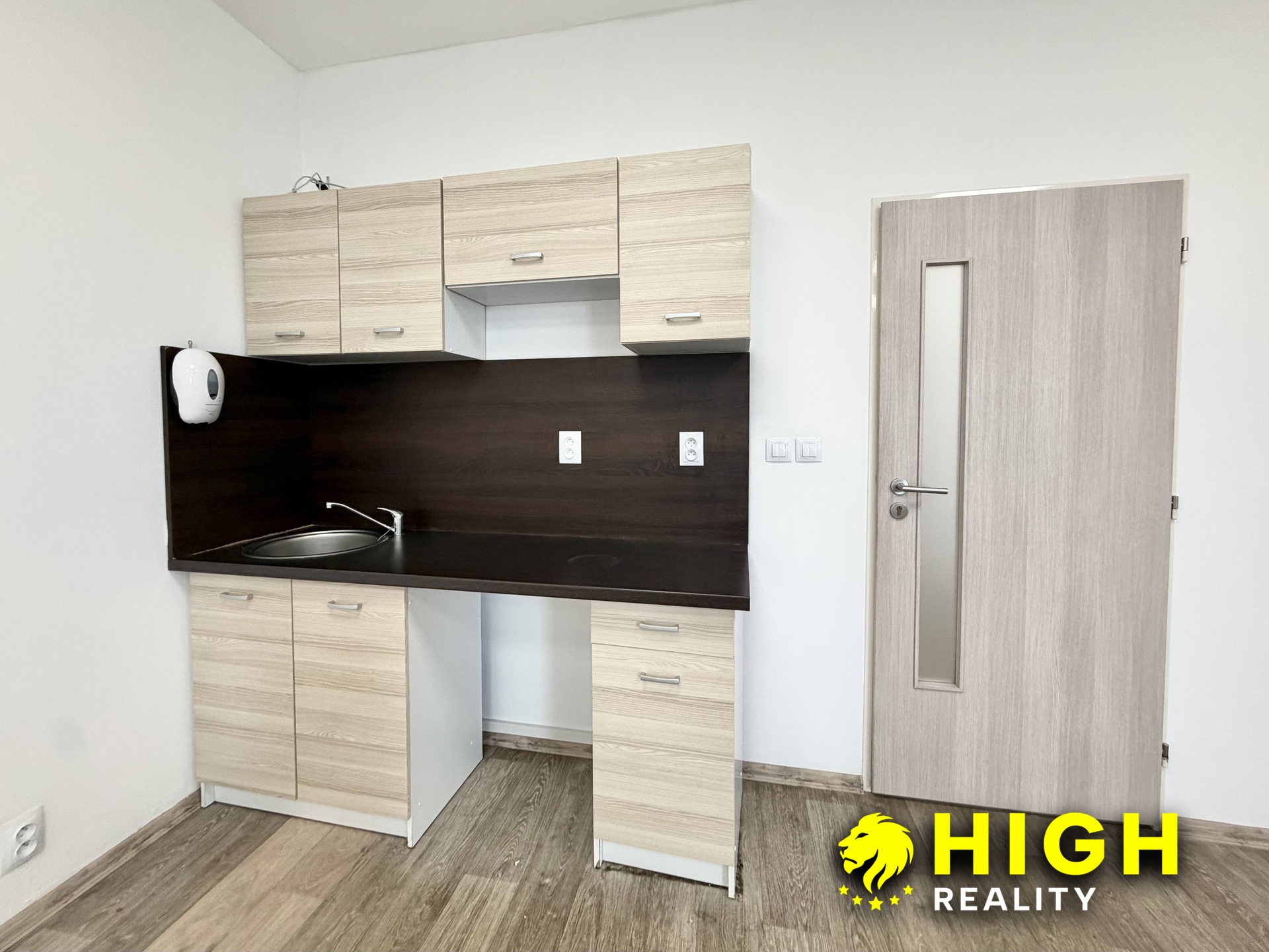 Pronájem kanceláře 36 m² s kuchyňskou linkou, Nýřany – foto 2