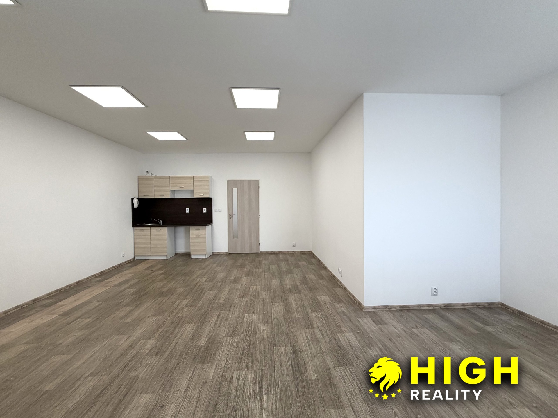 Pronájem kanceláře 36 m² s kuchyňskou linkou, Nýřany